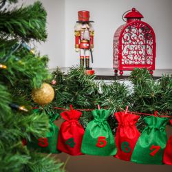 Adventskalender van jute zakjes 12 x 15 cm - groen en rood + rode en groene nummers Gelegenheden zakjes