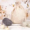 Grote linnen zakjes voor het opbergen van wol en handwerkaccessoires.