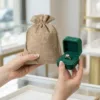 Jute zakjes als elegante verpakking voor een ring.