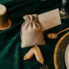 Jute bedankjes voor bruiloftsgasten.e pour cadeaux d'invités mariage.