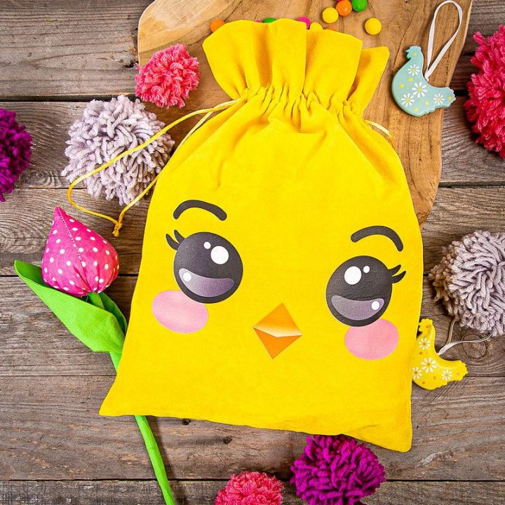 Een velours zakje 26x35 cm met een opdruk - een kuikentje Alle producten