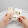 Katoenen zakjes voor het verpakken van sieraden.