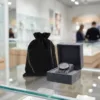 Fluwelen zakje in het zwart voor het beschermen van luxe horloges bij de juwelier.