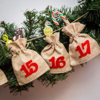 Adventskalender jute zakjes 11 x 14 cm - naturel + rode cijfers Alle producten