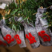 Adventskalender jute zakjes 12 x 15 cm - grijs + rode cijfers Inpakken van cadeaus