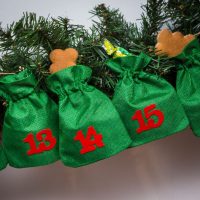 Adventskalender jute zakjes 13 x 18 cm - groen + rode cijfers Bedrukte organzazakjes