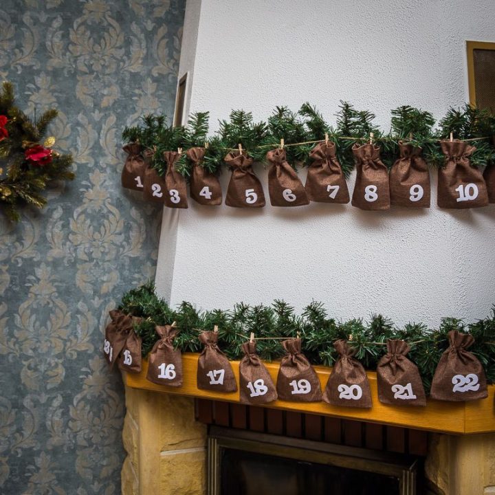 Adventskalender jute zakjes 13 x 18 cm - naturel donker + witte cijfers Alle producten
