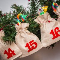 Adventskalender jutezakjes 12 x 15 cm - helder naturel + rode cijfers Gelegenheden zakjes