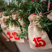 Adventskalender jutezakjes 12 x 15 cm - helder naturel + rode cijfers Sectoren / Verpakkingen voor…