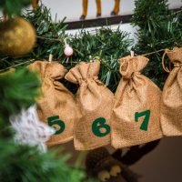 Adventskalender jutezakjes 13 x 18 cm - lichtbruin + groene cijfers Gelegenheden zakjes