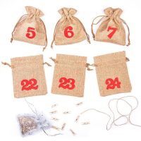 Een adventskalender van jute zakjes 12 x 15 cm - bruin licht + rode cijfers Jute zakjes