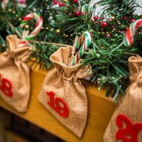 Een adventskalender van jute zakjes 12 x 15 cm - bruin licht + rode cijfers Inpakken van cadeaus