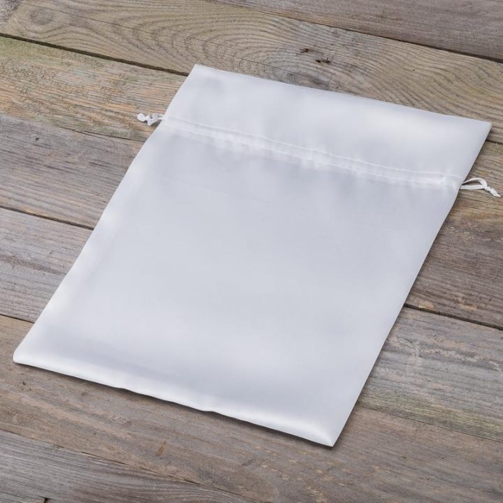 Satijnen zakjes 22 x 30 cm - wit Witte zakjes