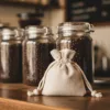 Linnen zakjes voor koffie en koffiebonen op het aanrecht