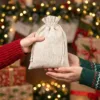 Linnen zakjes als kerstcadeauverpakking met feestelijke decoratie