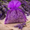Organza zakjes met gedroogde lavendel als decoratieve verpakking