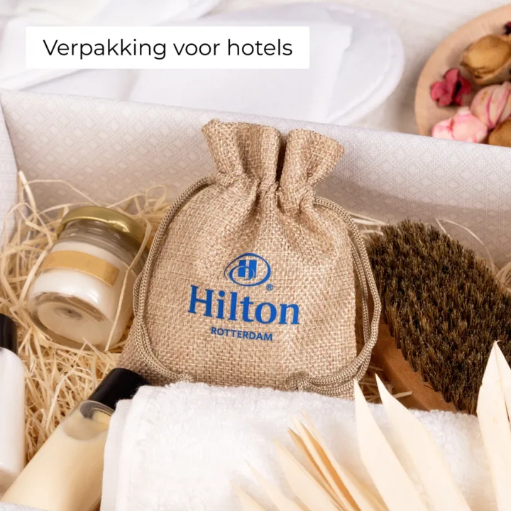 Gepersonaliseerde jute zakjes met Hilton-logo voor hotelaccessoires en gastenpresentjes.