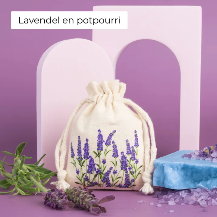 Katoenen zakje met lavendel opdruk, gevuld met heerlijk geurende lavendel potpourri.